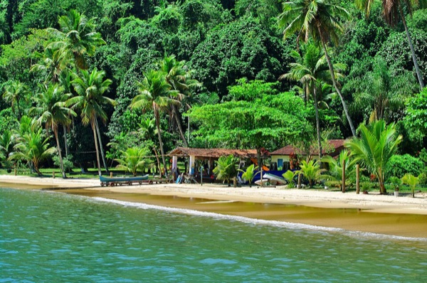 Praia na baía de Paraty, na Costa Verde