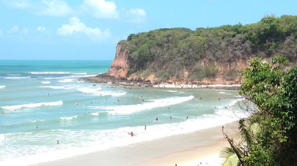 Mar e falésias na praia da Pipa